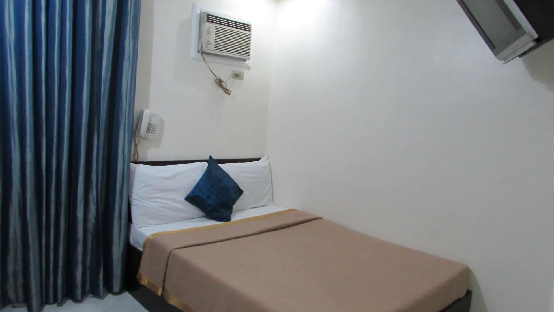 ***  Oyster Plaza Hotel Paranaque City Philippines