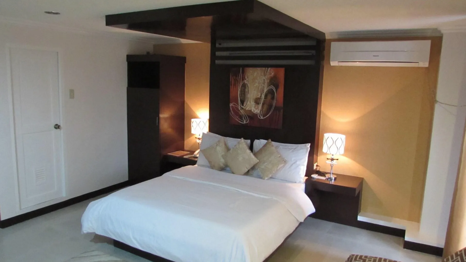 Oyster Plaza Hotel Paranaque City 3*,
